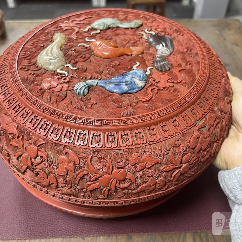 清乾隆 剔红嵌百宝海水鱼纹捧盒 - 图15